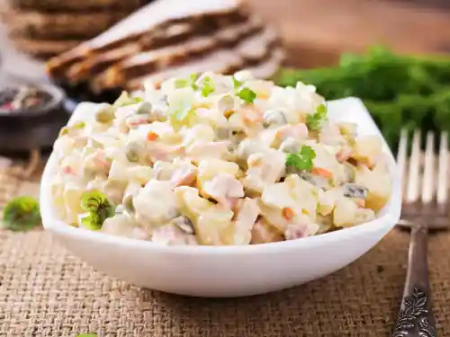Ensalada rusa: fresca y colorida para tu mesa